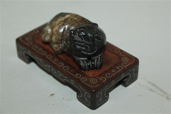 A Chinese grey and black jade figure of a recumbent lion-dog, 18th / 19th century, 8.8cm